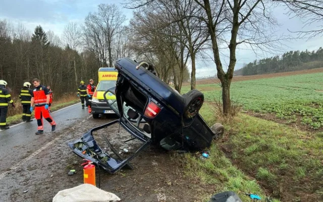 Mladík naboural Octavií do stromu. Do nemocnice ho transportoval vrtulník