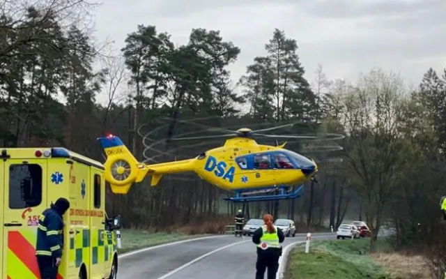 Mladík naboural Octavií do stromu. Do nemocnice ho transportoval vrtulník
