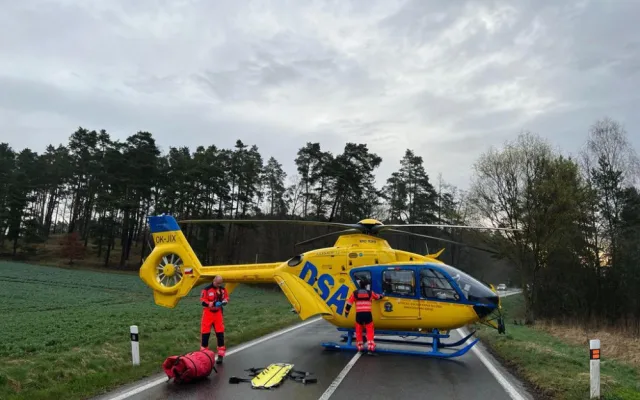 Mladík naboural Octavií do stromu. Do nemocnice ho transportoval vrtulník