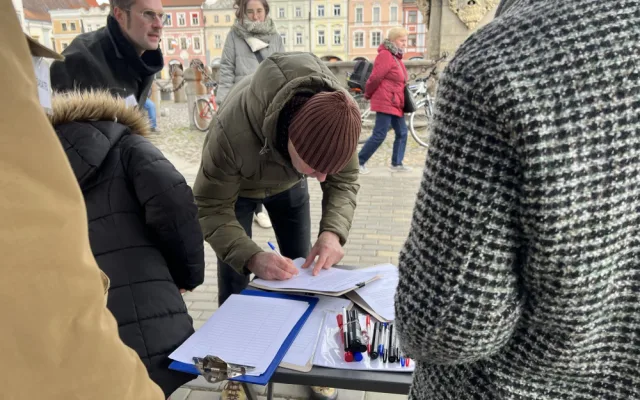 Proti autům na náměstí lidé podepisovali petici. Chtějí jednat s městem