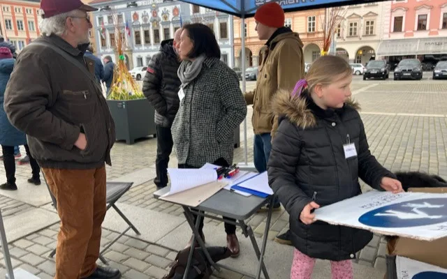 Proti autům na náměstí lidé podepisovali petici. Chtějí jednat s městem