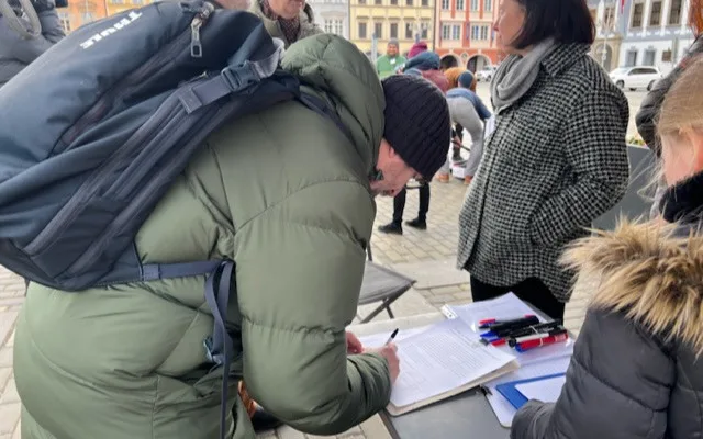 Proti autům na náměstí lidé podepisovali petici. Chtějí jednat s městem