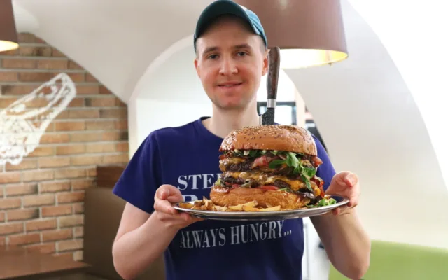 Prémiový Bouda burger cake spořádal profesionální jedlík za méně než dvě hodiny. Normálně jde o porci pro osm až deset lidí