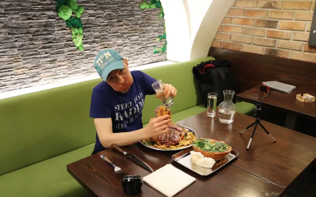 Prémiový Bouda burger cake spořádal profesionální jedlík za méně než dvě hodiny. Normálně jde o porci pro osm až deset lidí