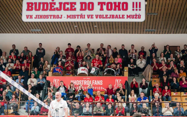 Před fanoušky hrajeme víc srdcem. Pojeďte s námi do Liberce, vzkazuje Zach