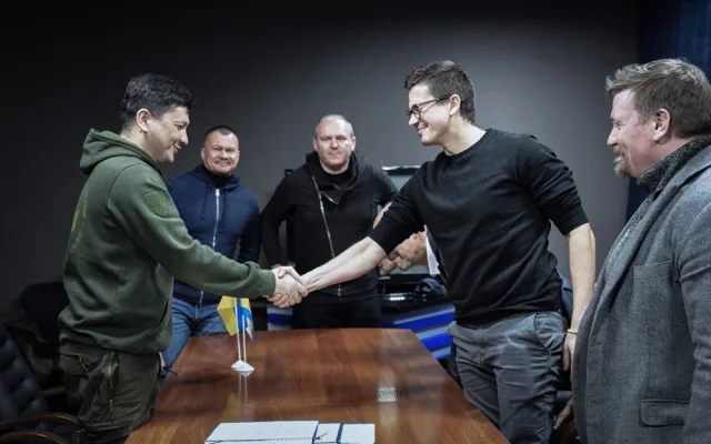 František Talíř a Vitalij Kim při podpisu memoranda.