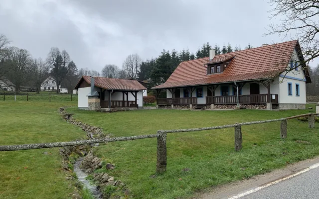 Kaproun je jedna z vesnic, kde mohli turisté v době provozu dráhy vystoupit.