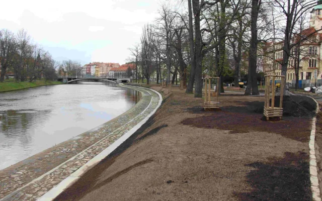 Park Dukelská na břehu Malše je téměř hotový. Blíží se otevření