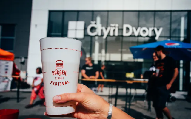 Čtyři Dvory provoněné masem. První jarní Burger Festival láká na bestsellery roku 2022