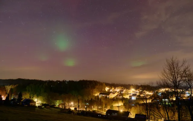 Polární záře zachycená ve Vimperku. Foto:  Vojtěch Kohout