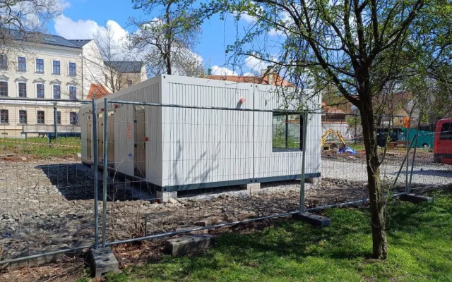 V centru Budějc instalují novou kavárnu, fungovat bude od léta