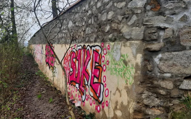 Sprejer pokreslil kamennou vyhlídku zámku na Hluboké. Hledá ho policie