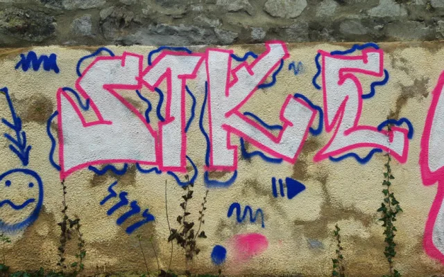 Sprejer pokreslil kamennou vyhlídku zámku na Hluboké. Hledá ho policie