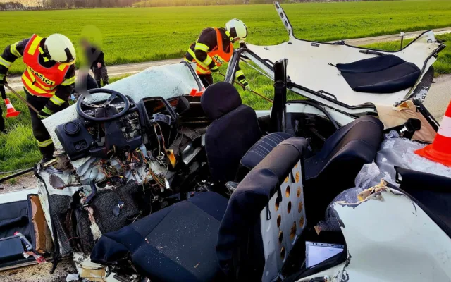 U Bavorovic se čelně srazila dvě auta. Dva lidé se zranili