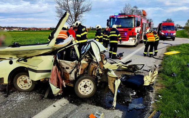 U Bavorovic se čelně srazila dvě auta. Dva lidé se zranili