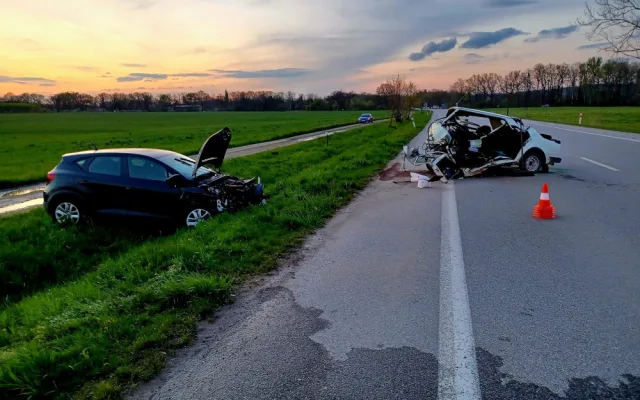 U Bavorovic se čelně srazila dvě auta. Dva lidé se zranili