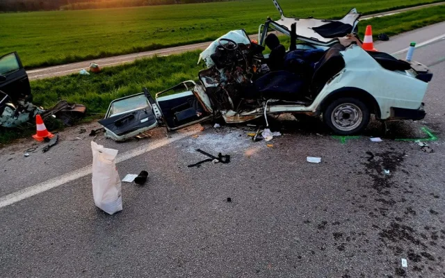 U Bavorovic se čelně srazila dvě auta. Dva lidé se zranili