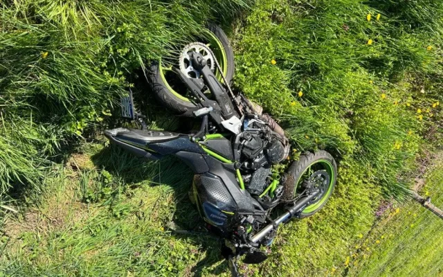 Jihočeští záchranáři dnes opět vyráželi k vážným nehodám motocyklů. Na Písecku se srazili tři motorkáři