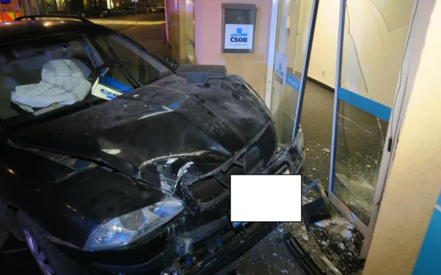 Opilý mladík nezvládl řízení Octavie v Milevsku.