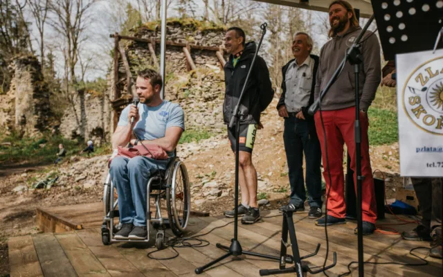 Na kole, po vodě, pěšky. Na Karlově Hrádku je hezky