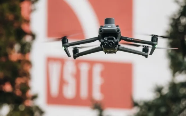 Dron s termokamerou doplnil na VŠTE výuku a pomůže i při záchraně narozených srnčat při jarním sečení luk