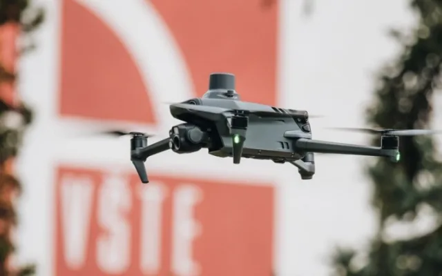 Dron s termokamerou doplnil na VŠTE výuku a pomůže i při záchraně narozených srnčat při jarním sečení luk