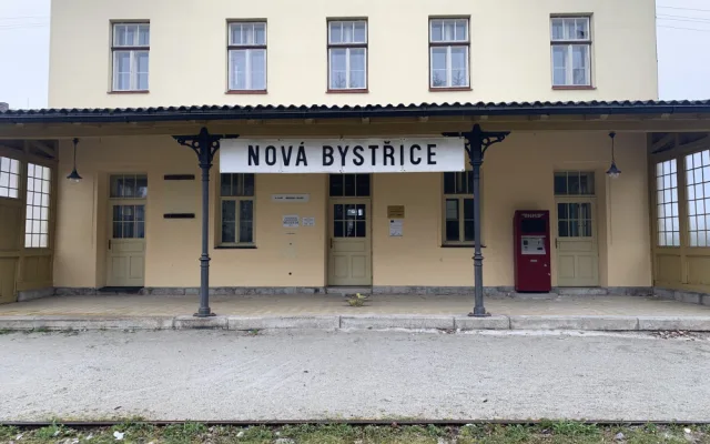 Stanice v Nové Bystřici zeje prázdnotou.