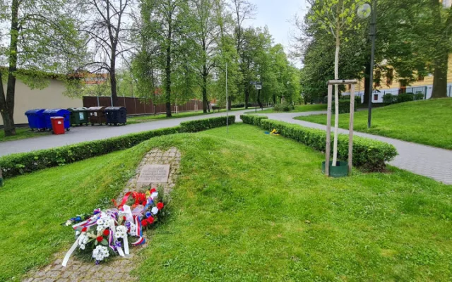 V Písku strhávají vlajky. Tu městskou si někteří pletou s ukrajinskou
