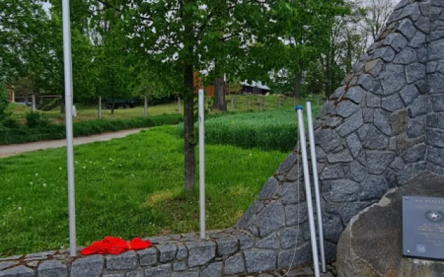 V Písku strhávají vlajky. Tu městskou si někteří pletou s ukrajinskou