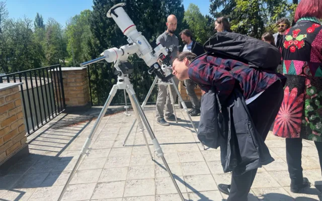 Hvězdárna má nový dalekohled na pozorování slunce. Fasádu zdobí fotografie Orlí mlhoviny