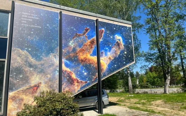 Hvězdárna má nový dalekohled na pozorování slunce. Fasádu zdobí fotografie Orlí mlhoviny