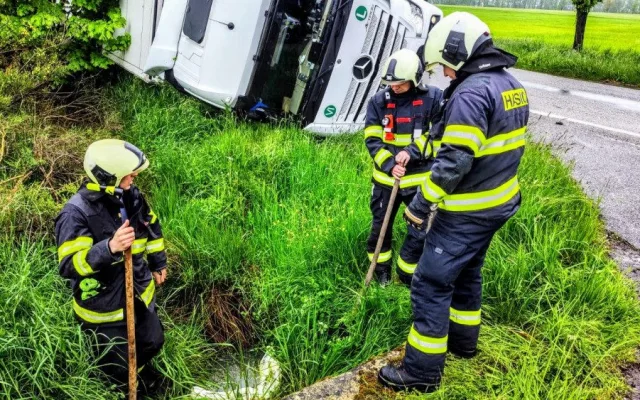 U Čejkovic havaroval kamion s mraženými kuřaty. Silnice je uzavřená