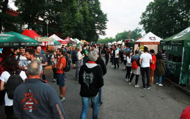 Slavnosti piva slaví 25 let. Jubilejní ročník vyvrcholí sobotním koncertem kapely Škwor. Vyrazte zadarmo
