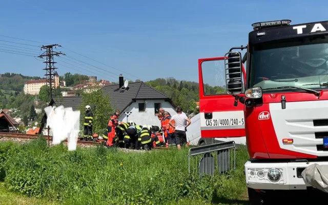 Vážná nehoda ve Vimperku. Dodávka vjela přímo před rozjetý vlak, řidiče transportoval vrtulník do nemocnice