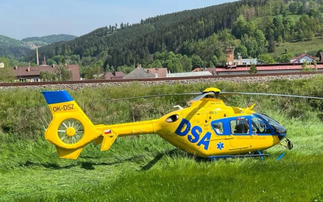 Vážná nehoda ve Vimperku. Dodávka vjela přímo před rozjetý vlak, řidiče transportoval vrtulník do nemocnice