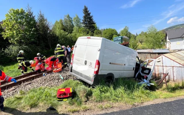 Vážná nehoda ve Vimperku. Dodávka vjela přímo před rozjetý vlak, řidiče transportoval vrtulník do nemocnice