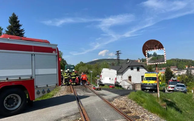 Vážná nehoda ve Vimperku. Dodávka vjela přímo před rozjetý vlak, řidiče transportoval vrtulník do nemocnice