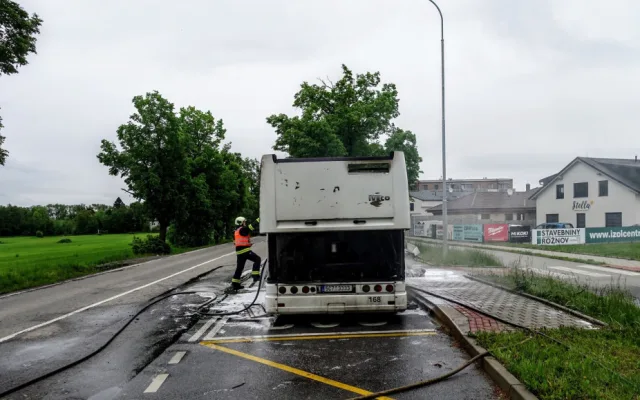 V Českých Budějovicích hořel autobus, cestující utekli před příjezdem hasičů