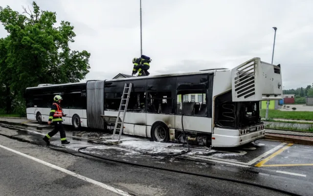 V Českých Budějovicích hořel autobus, cestující utekli před příjezdem hasičů