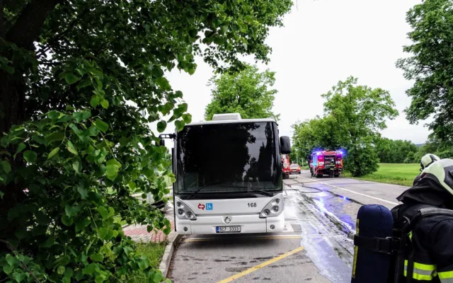V Českých Budějovicích hořel autobus, cestující utekli před příjezdem hasičů
