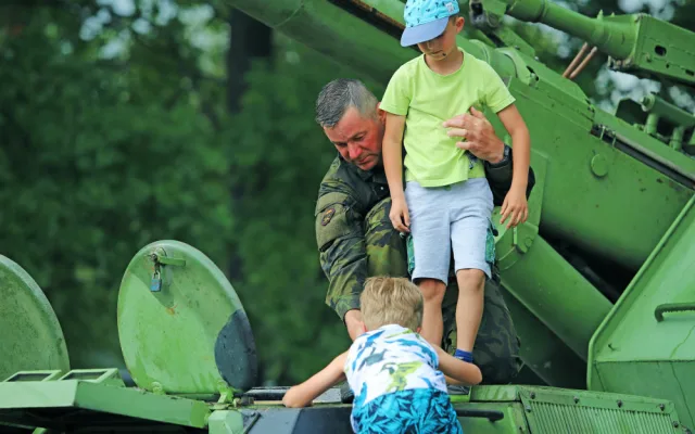 Den s armádou představí moderní i historickou vojenskou techniku, promluví ředitel památníku Lidice a vystoupí vojenský soubor Ondráš ve svém kompletním složení