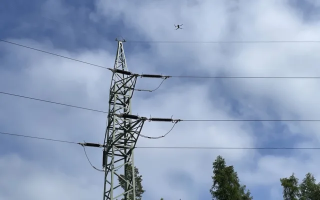 Energetici kontrolují elektrické vedení drony. Ušetří si tím práci a rychleji zjistí poruchy