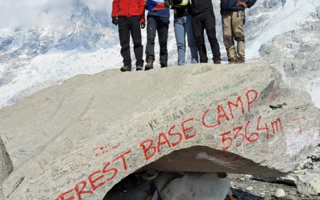 S kamarády v základním táboře Everestu