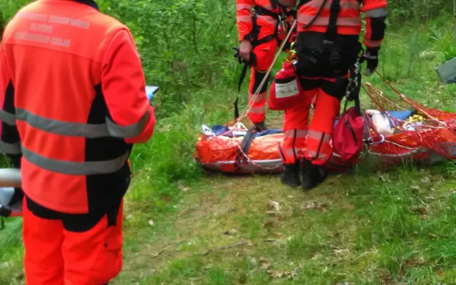 Zraněného muže v nepřístupném terénu pomohl zachránit vrtulník Kryštof