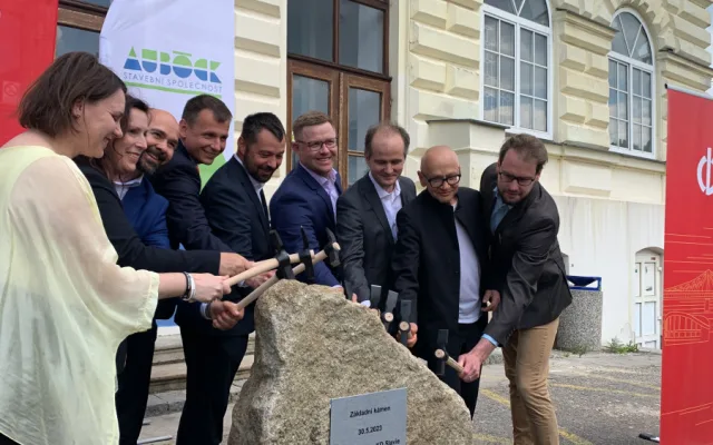 Zástupci města, architektonických firem a stavebních společností poklepali na základní kámen.