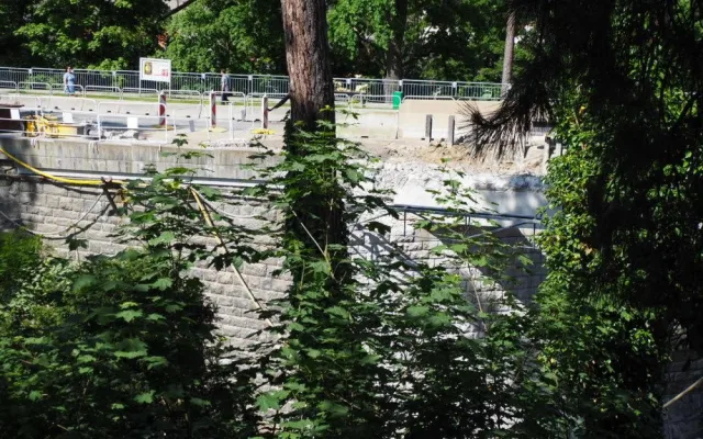 FOTO: V Táboře pokračuje oprava hráze, v plánu je další noční omezení