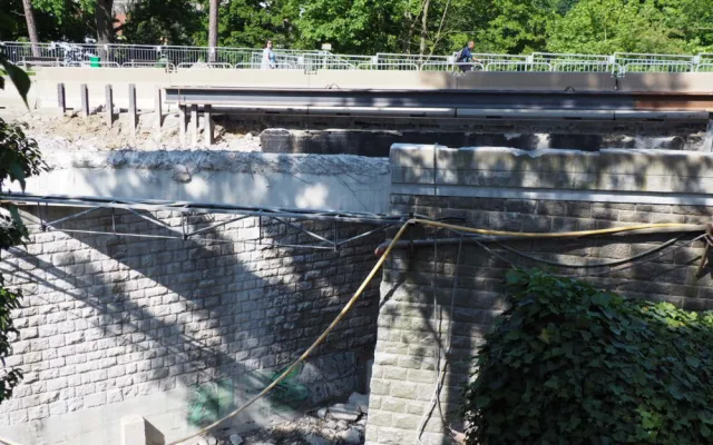 FOTO: V Táboře pokračuje oprava hráze, v plánu je další noční omezení