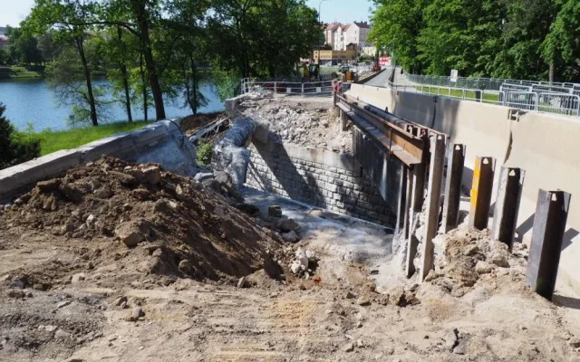 FOTO: V Táboře pokračuje oprava hráze, v plánu je další noční omezení