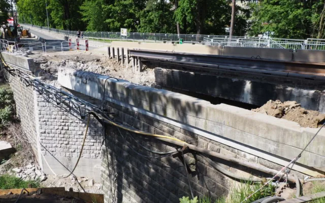 FOTO: V Táboře pokračuje oprava hráze, v plánu je další noční omezení