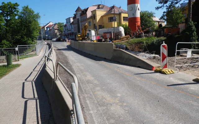 FOTO: V Táboře pokračuje oprava hráze, v plánu je další noční omezení
